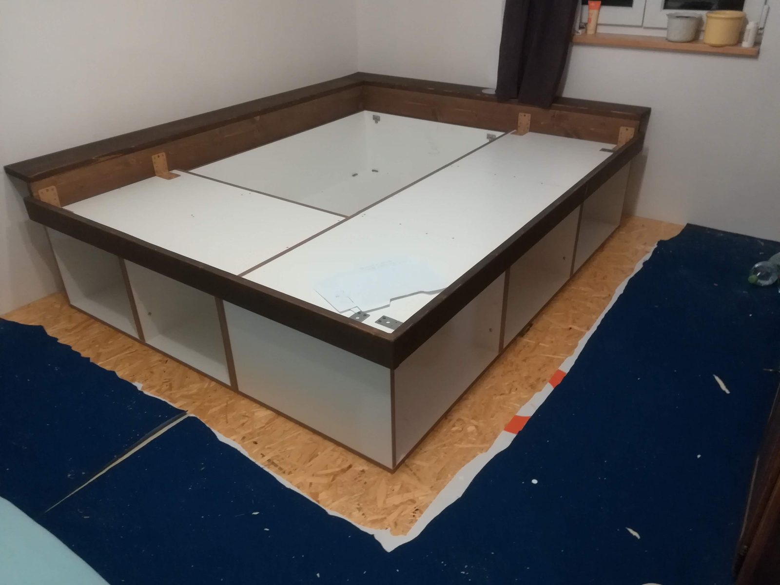 Vyvýšená postel s úložným prostorem, šuplíky a led osvětlením