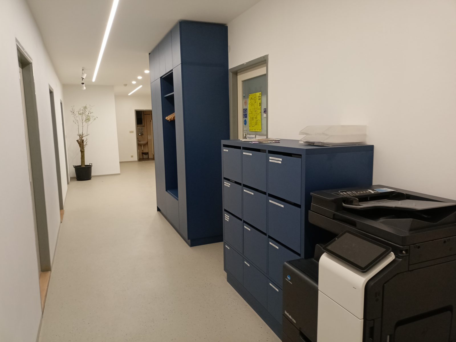 Skříň, police a kartotéka (laminované desky)
