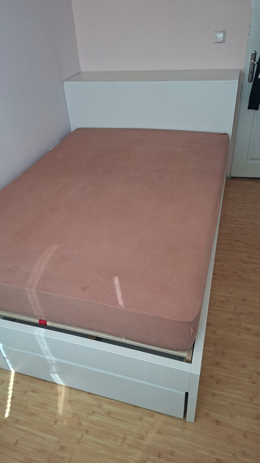Bílá postel z lamina