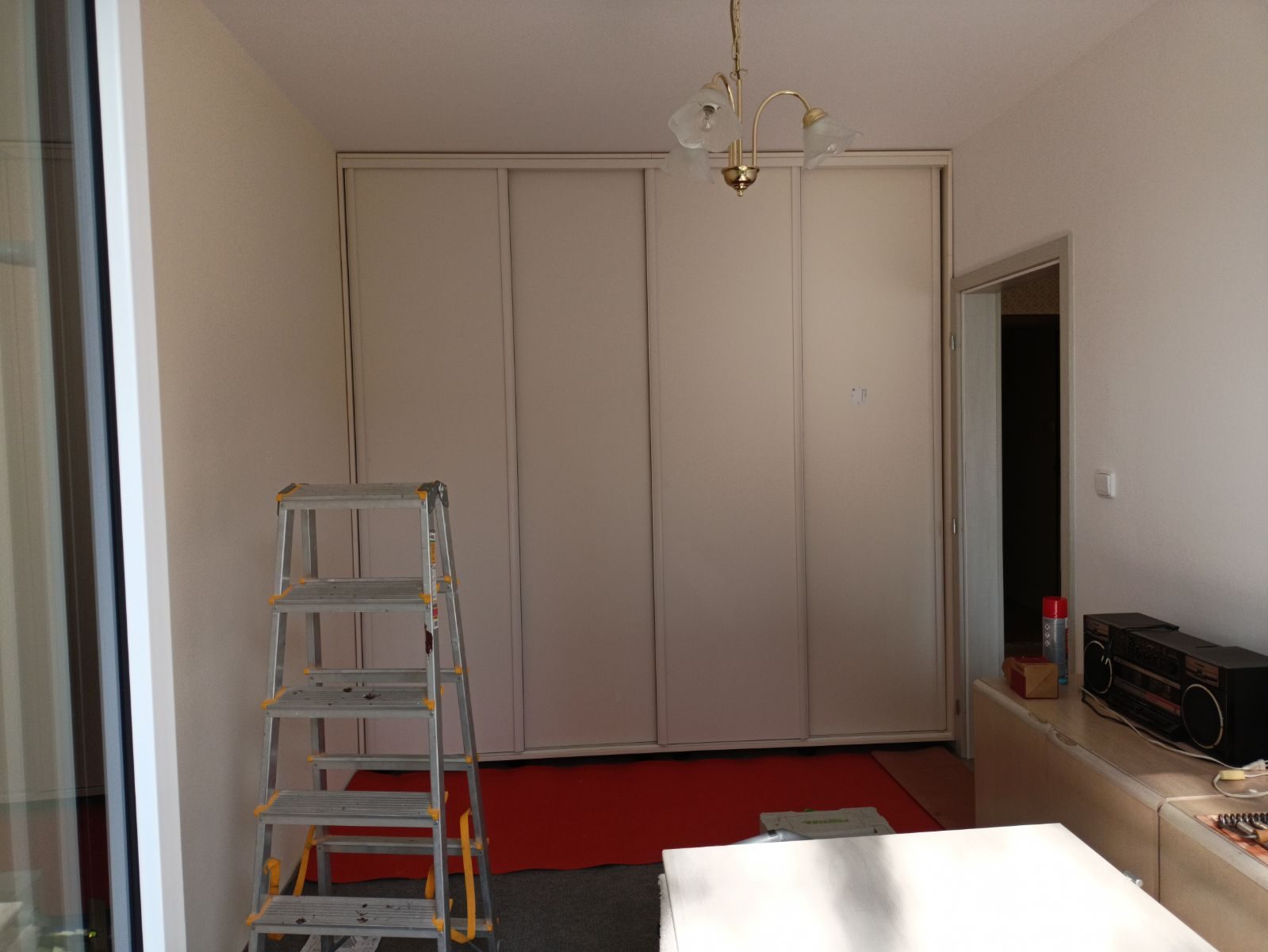 Vestavěné skříně s posuvnými dveřmi (laminované desky)