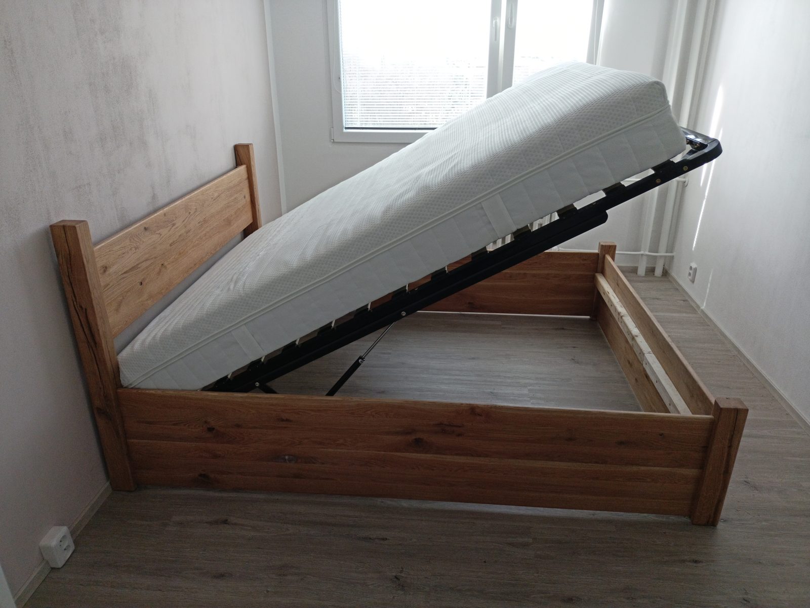 Vyklápěcí postel z masivu