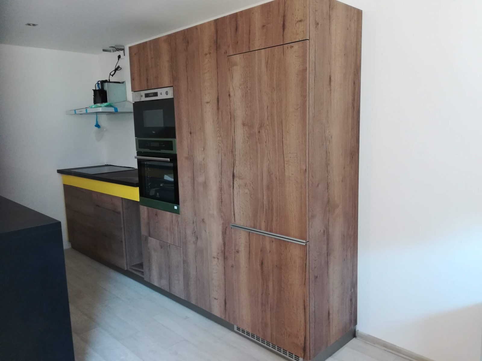 Kuchyňská linka s vestavnými spotřebiči a potravinovou skříní (laminované desky)