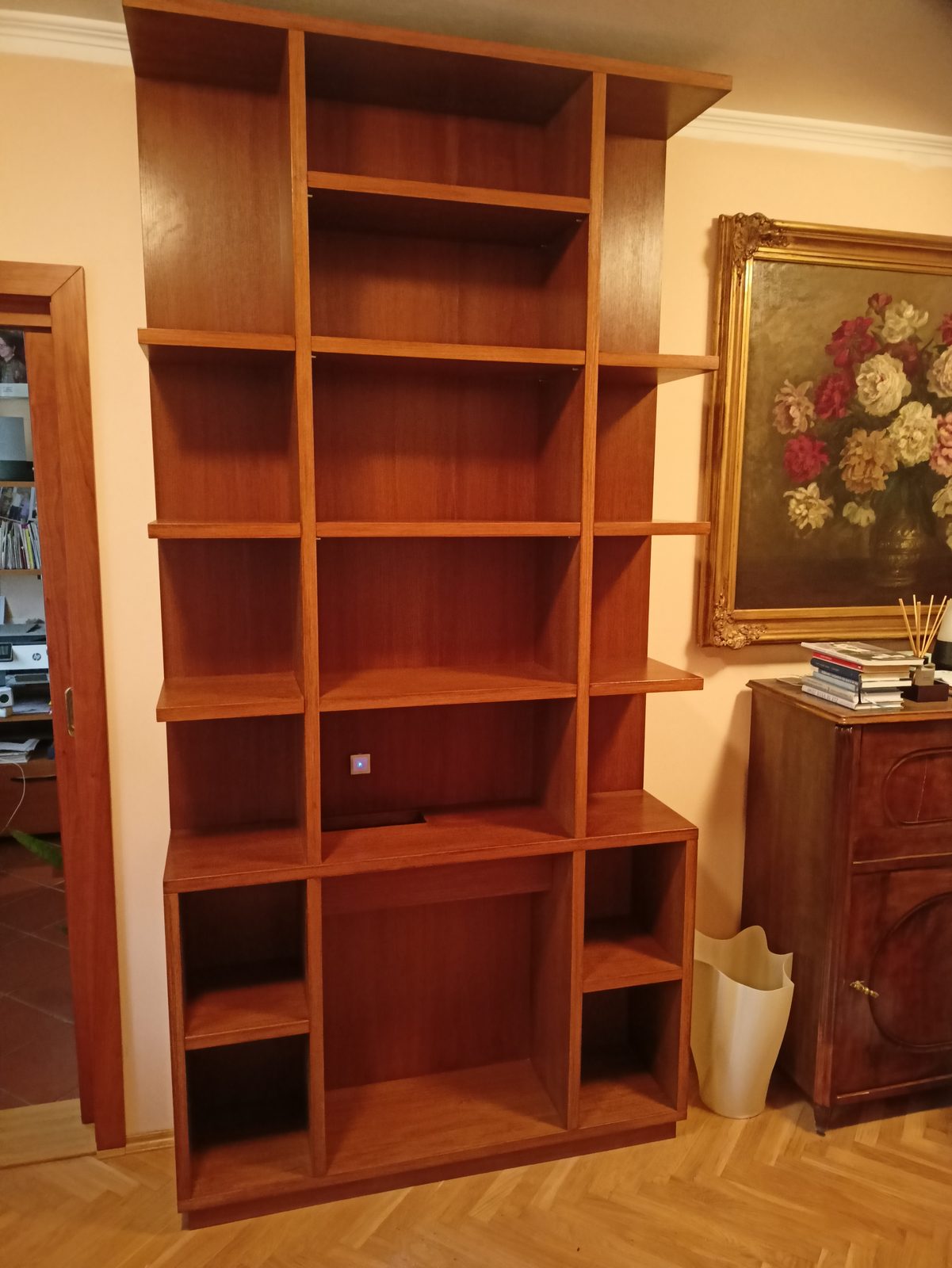 Knihovna s LED osvětlením a skrytými zásuvkami (laminované desky)