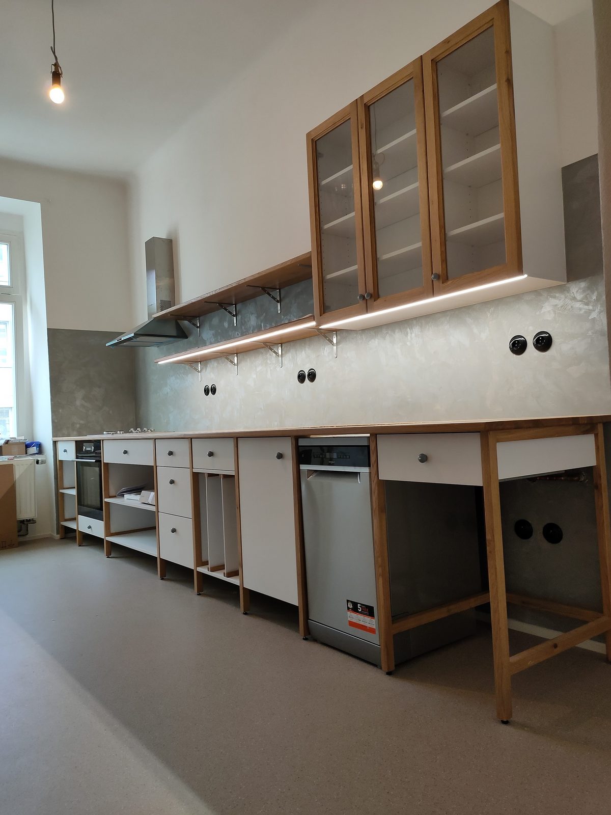 Minimalistická otevřená kuchyňská linka (dubové hranoly, přírodní dýha)
